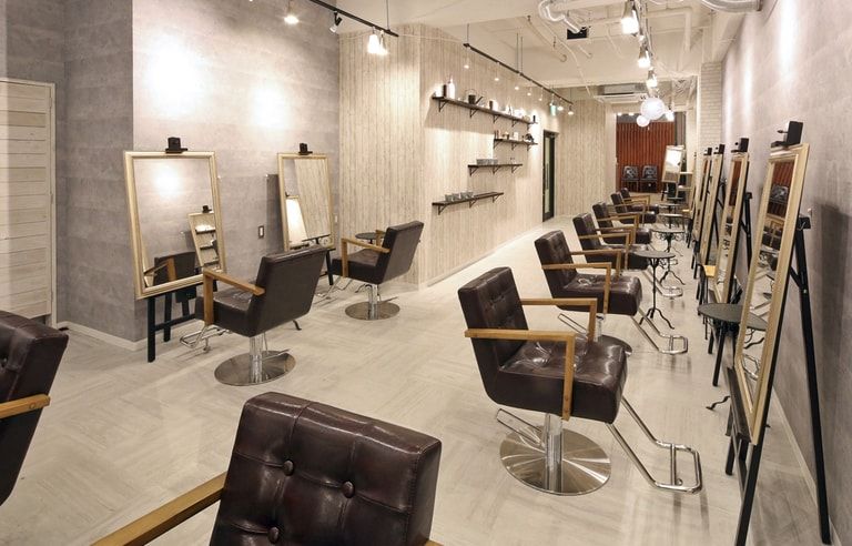 Agu hair st. 鹿児島中央駅2号の写真 1