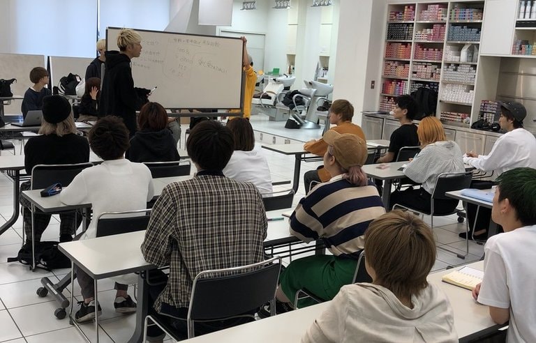 Theaterの求人 募集要項 表参道駅 東京都 美容室 誰もが本気になれる場所 美容師人生を大きく左右する 若手 の期間 有意義に過ごせる環境があります Workcanvas